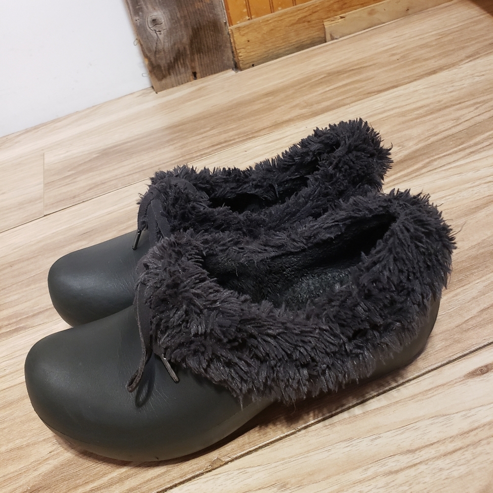 Fuzzy Sherpa Lined Black Crocs Hot Pink Bottom Detail Bow Size 7 Womens
